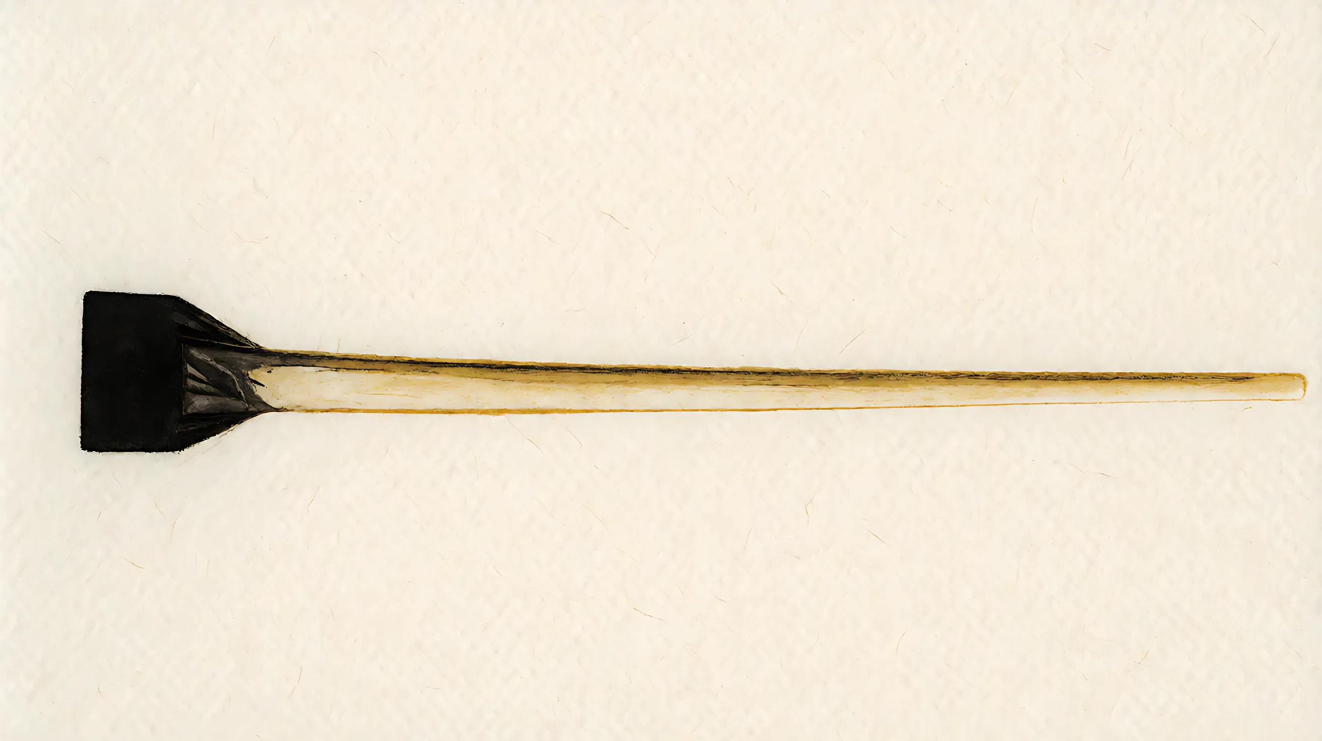 Intaglio: a short solid black block on the left thins into a long pale line.